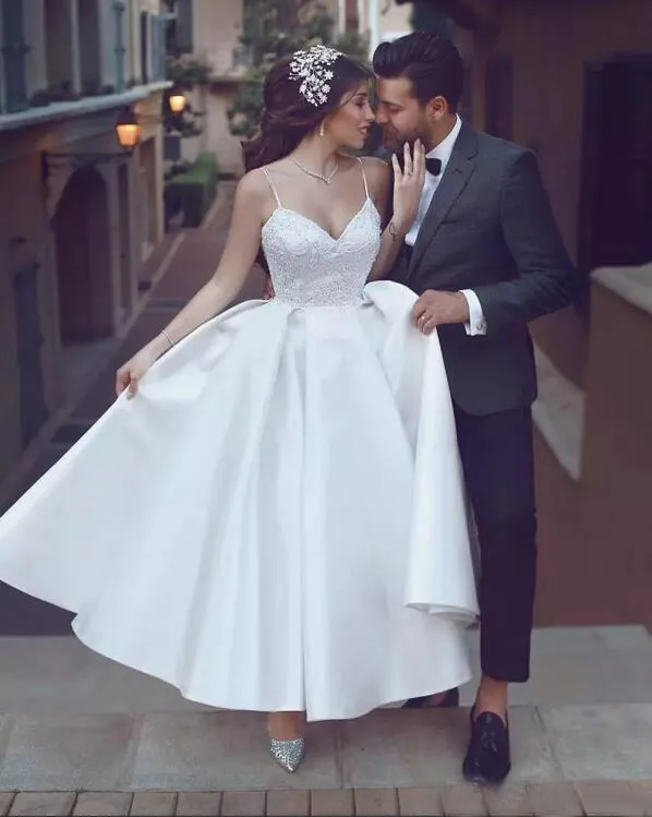 2017 Spaghetti Top in pizzo Gonna in raso Lunghezza tè Abiti da sposa economici Spiaggia araba Abiti da sposa la festa nuziale Plus Size Custom Made EN9302