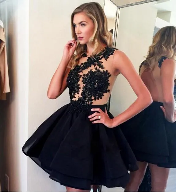 2019 Nowy Tanie Słodki 18 Krótkie Czarne Sukienki do domu Jewel Neck Lace Aplikacje Illusion Otwórz Wróć Prom Dress Dress Suknie Koktajlowe Suknie