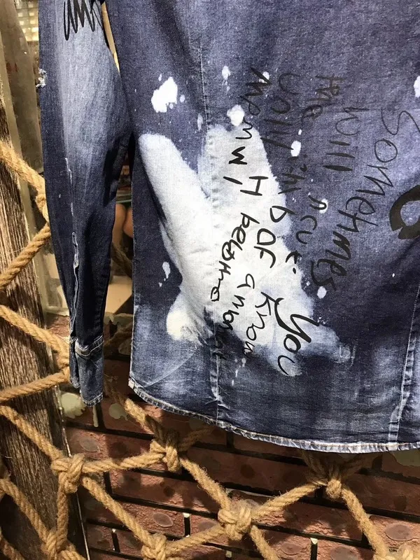 Мужская джинсовая рубашка с нашивками в стиле вестерн, состоящая из потертого отбеленного денима с эффектными граффити и рисунками Shirt253A
