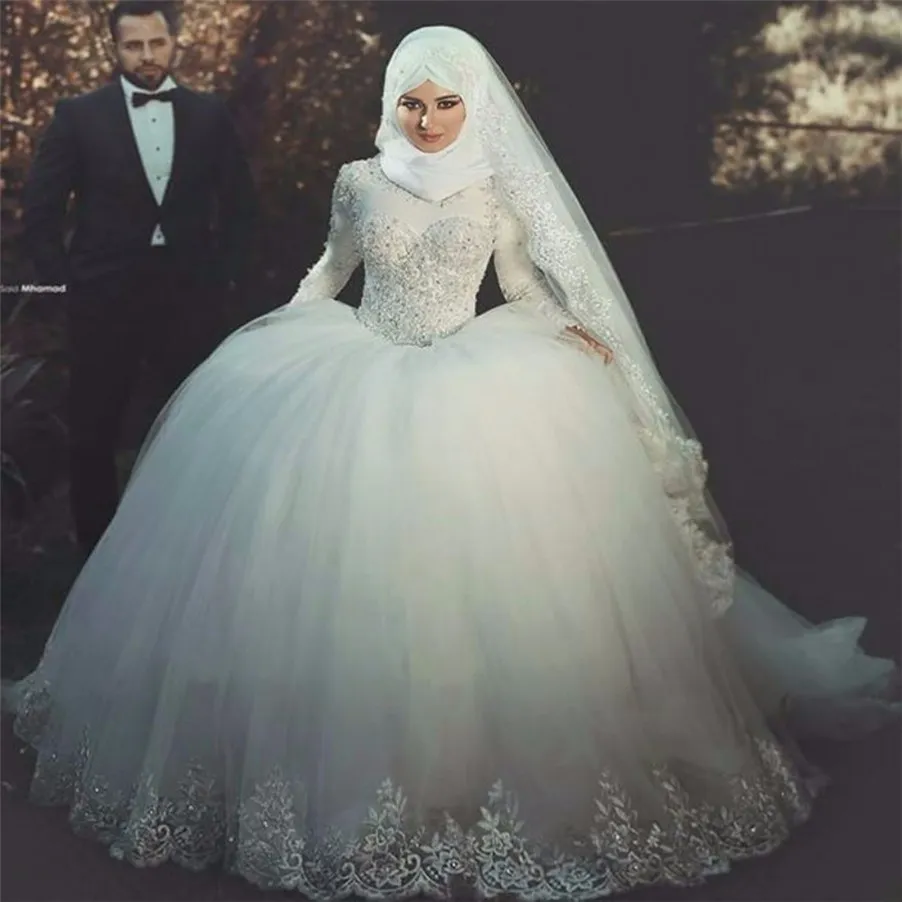 Långärmad Princess Ball Gown Bröllopsklänningar Islamic Muslim Bröllopsklänning Lace Appliqued Brudklänningar med Kerchief Vestido de Noiva