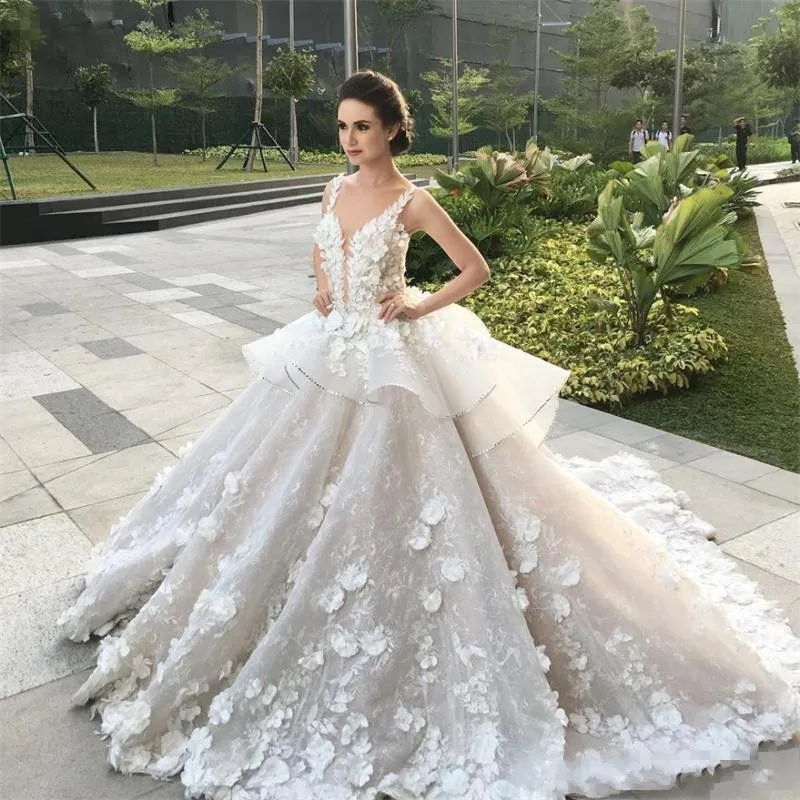 Incroyable 3D Floral Peplum Volants Robes De Mariée 2017 Col Plongeant Arabe Dubaï Dentelle Organza Robes De Mariée Sur Mesure Robes De Mariage