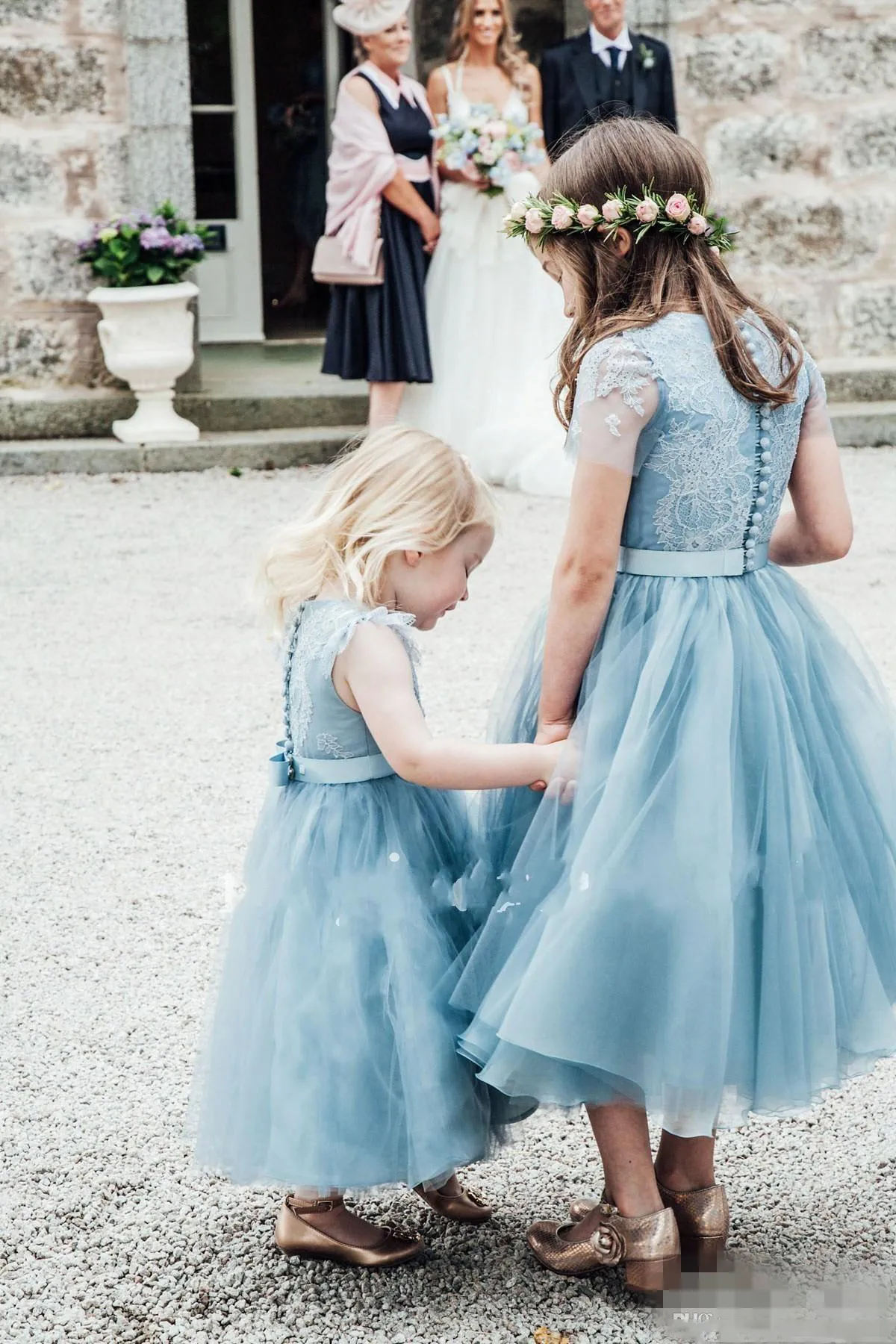 Schmutzige blaue Blumenmädchenkleider für die Hochzeit, kurze Ärmel, Spitze und Tüll, Mädchen-Festzug-Kleider, Knöpfe hinten, Baby-Geburtstagsparty-Kleid