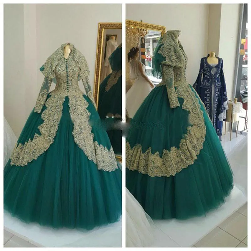 2018 Muslim Green och Gold Lace Ball Gown Islam Bröllopsklänningar Arabiska Högkrage Långärmade Hijab Veil Plus Storlek Bröllopklänningar