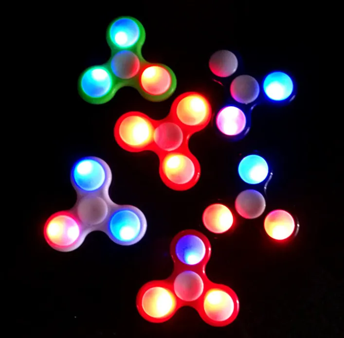 EDC Rainbow Spinner Светодиодные Tri Spinners Toys 3 моды Luminous Light Hand Spinner с выключением от DHL4338371