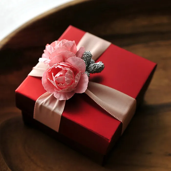 50 unids cuadrado rojo caja de dulces con cinta rosa rosa flor decoración favor de la boda cajas de regalo de caramelo