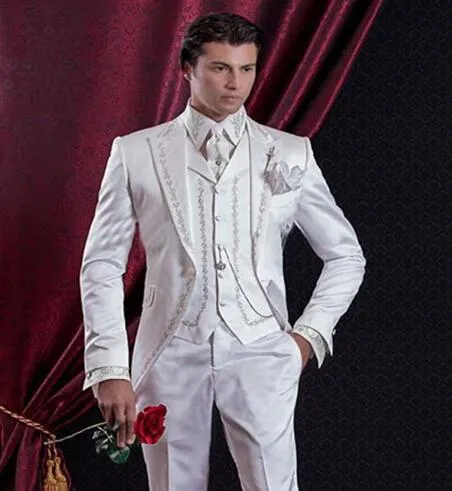 Custom Made 2017 Barock Style Groom Tuxedos Groomsman Suit Evening Passar Broderi Vit Mans kostymer för bröllop (jacka + byxor + väst)