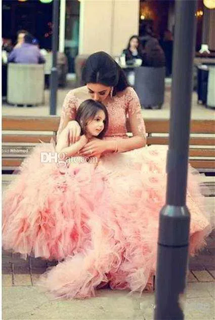 かわいいボールガウンチュチュフラワーガールズドレスweddings ruchedチュールスカートの床の長さレースピンクの女の子のページェントのドレス幼児のドレス