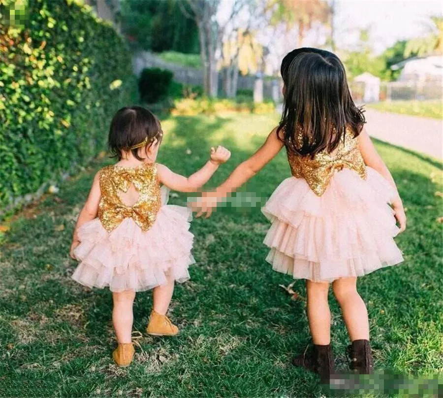 Söt mousserande blomma flicka klänningar guld sequined bow billig baby bröllopsfest klänning små tjejer knä längd ärmlös korta sidans klänningar