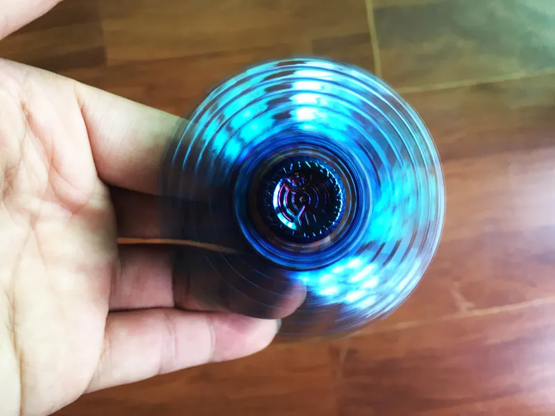 Gökkuşağı Fidget Spinner El Spinners Kartal tüy Beyblade Metal Tri-Spinner Parmak Gyro EDC Otizm Stres Giderici dekompresyon Oyuncak 100