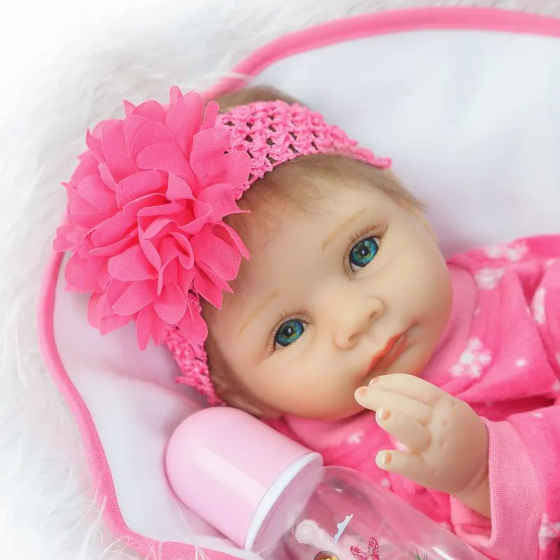 Collection Cloth Body 22 tum Reborn Baby Dolls Girl Realistic Neweborn Babies Princess Dolls med Kläder Barn Födelsedaggåva