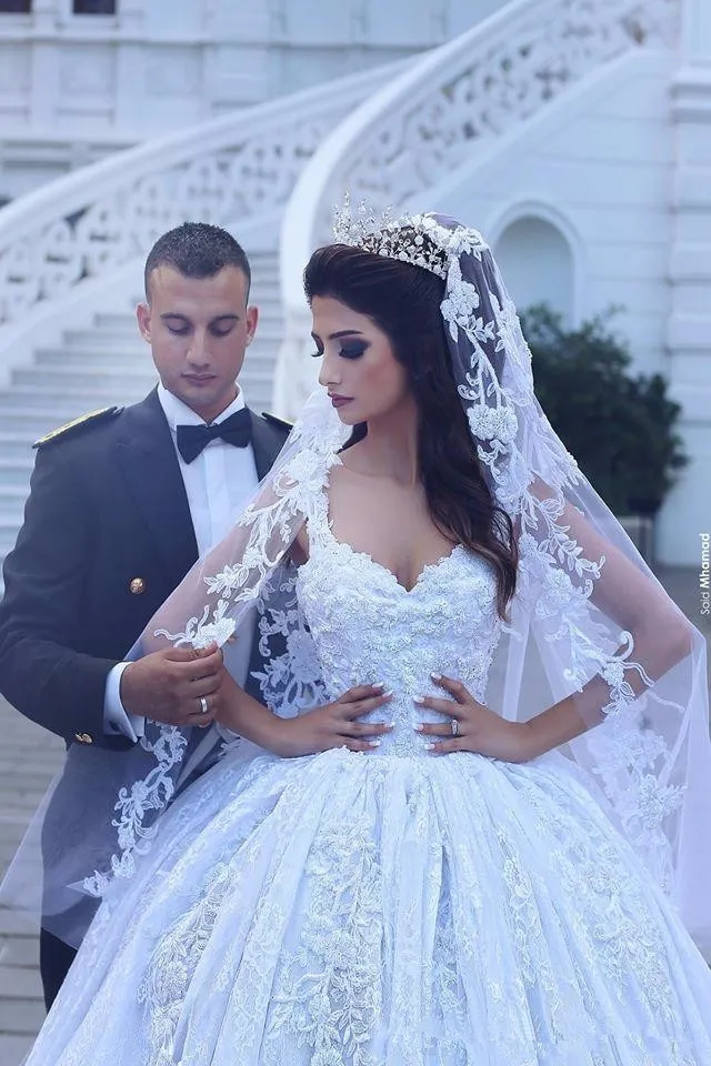 2020 Arabie Saoudite Robe De Bal Robe De Mariée Chérie Cap Manches Dentelle Appliques Cristal Perlé Plus La Taille Tribunal Train Formelle Robes De Mariée