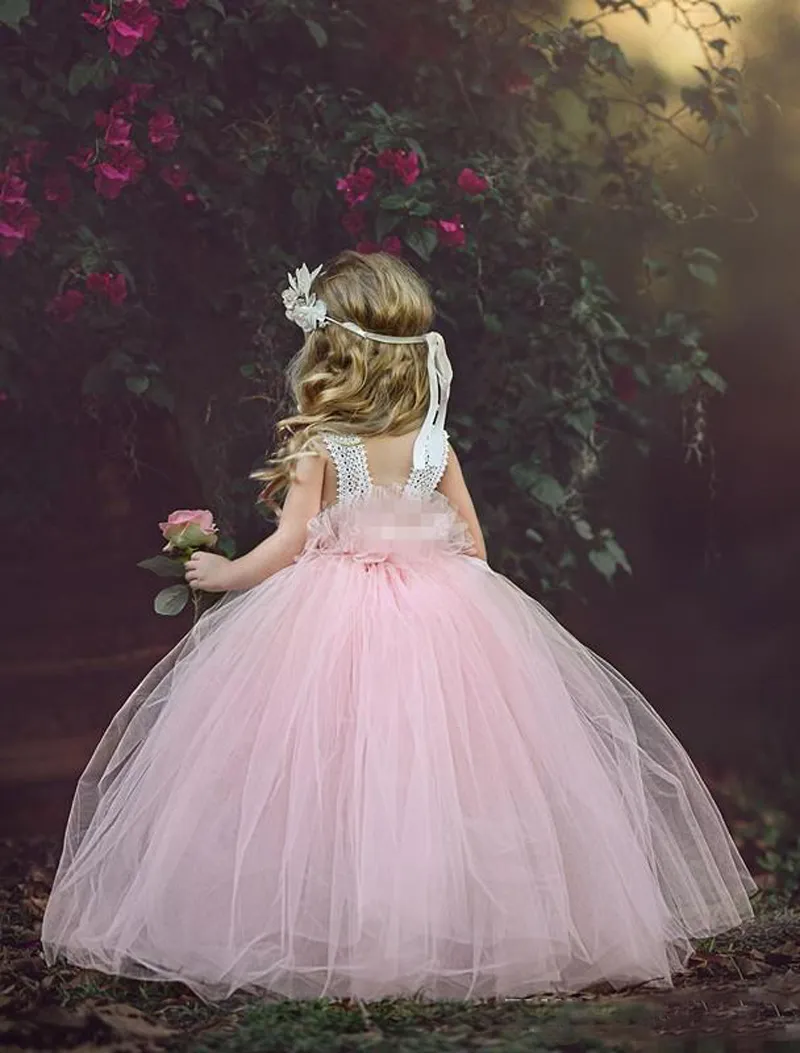 Födelsedag Jul Rosa Ärmlös Bollklänning Flower Girl Dresses Söt Handgjorda Blommor Lace Back Girl Pageant Dress for Weddings Guest Tulle