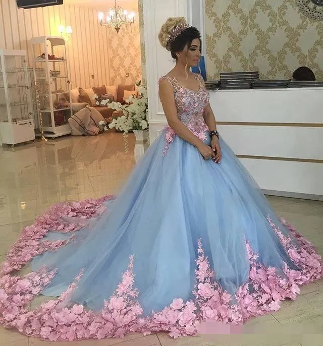 Baby Blue 3D Floral Masquerade Ball Gowns 2019 Lyxig katedral Tåg Blommor Quinceanera Klänningar Prom Kappor Sweety 16 Dress Ball Gown