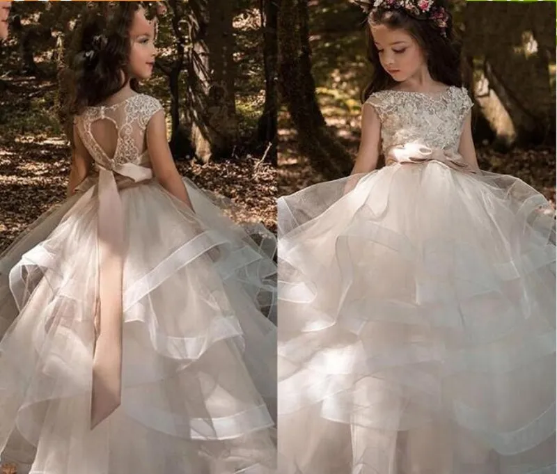 Tiered Ruffles Tulle Ball Gowns Girls Pageant Klänningar Bow Golv Längd Blommig Flicka Klänning Lace Beaded Bateau Cap Sleeves Kids Bröllopsklänningar