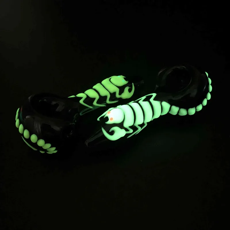 Aydınlık Cam Boru Glow In Dark Scorpion Cam Kaşık Pipe Soğuk 4inch El Boru 5 Renk Tütün Borular Yüksek Kalite