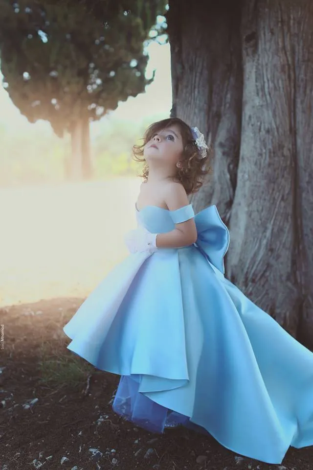 Tanie Baby Blue Lovely Little Girls Pagews Suknie Off Ramię Hi-Lo Satin Bow Knot Flower Girl Dress For Birthday Party Suknie Vestidos