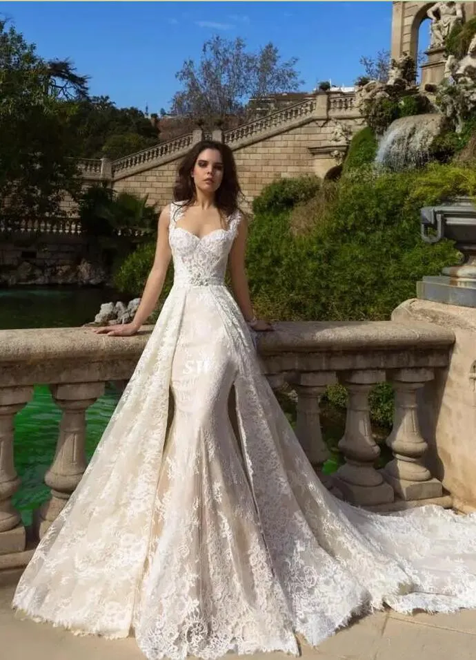 A line wedding dress with detachable train 2025
