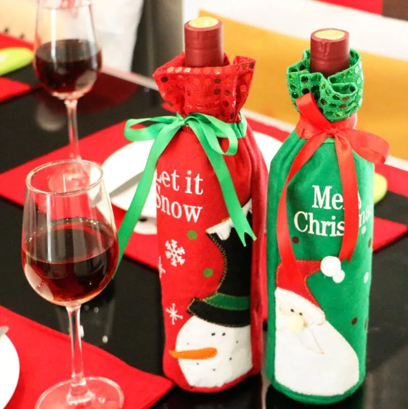 Adornos navideños, botellas de vino, Adornos navideños, vino tinto, bolsas de regalo.