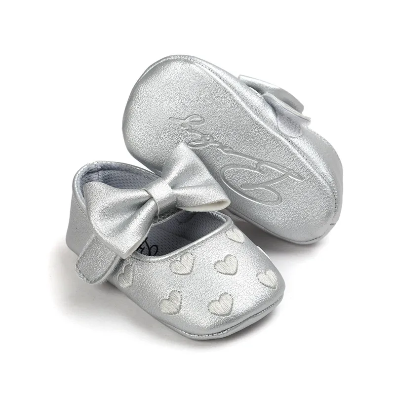 Ins Wählen Sie Baby Mokassins Liebe Herz Bogen Infant Prewalker PU-Leder-Kinder aushöhlen Schuhe für Jungen Mädchen weiche Anti-Rutsch-Sohle