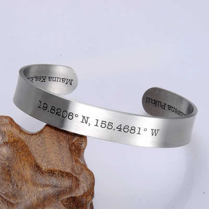 bijvoeglijk naamwoord Elastisch Decoderen 316L roestvrijstalen brede ontwerp manchet armband man vrouwen aangepaste sieraden coördinaten latitude en lengtegraad manchet armband bijvoeglijk naamwoord Elastisch Decoderen 316L roestvrijstalen brede ontwerp manchet armband man vrouwen aangepaste sieraden coördinaten latitude en lengtegraad manchet armband