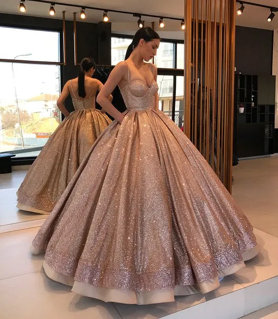 Rose Gold Sparkly Designer vestido de baile Quinceanera Prom Dresses com Correias Spaghetti Ruched Backless doce 15 Vestido para meninas Sequins