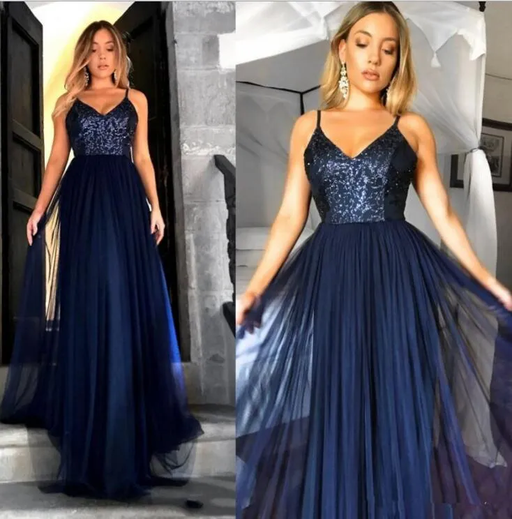 2021 Navy Blue Sequined Evening Formella Klänningar Billiga Långt Med Spaghetti Straps Tulle Rimmad Golvlängd Baklösa Prom Pageant Gowns Dress