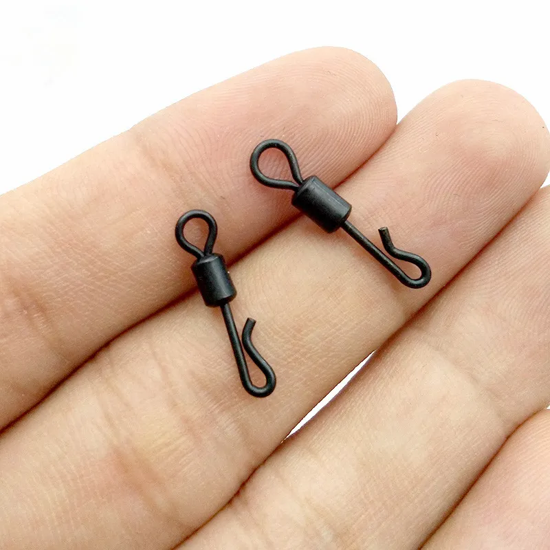 100 stks Mat Black Rolling Quick Change Swivels Carp Rigs Lange Lichaam Q-vormige Swing Snap Connector Carp Fishing Accessories