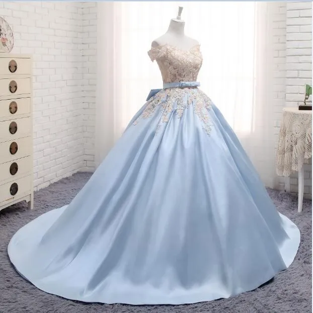 Light Sky Blue Ball Gown Sweet 16 Dresses Off the Shoulder Satin Applique spets med kort ärm korsett quinceanera klänning prom dre305s