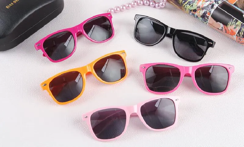 2018 sell Whole classic plastic sunglasses retro vintage square sun glasses for women men adults kids mix colors7211704