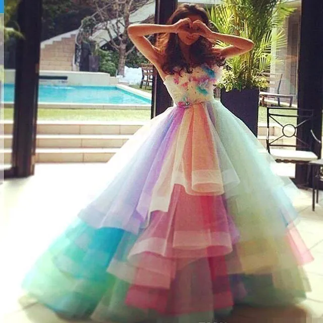 Красочные радуги OMBRE Junior Quinceanera Drsses многоуровневый тюль мяч Формальная партия платья выпускного вечера сладкие шестнадцать вечерних платьев