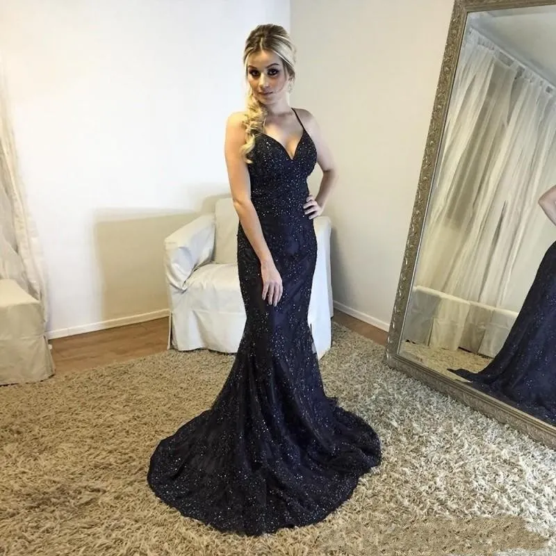 2018 Tanie suknie wieczorowe Halter Aplikacje Koronki Kryształ Zroszony Syrenka Criss Cross Back Formalne Prom Suknie Plus Size Arabska Party Dress