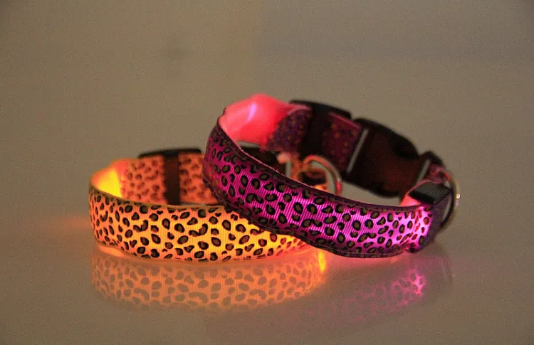 LED collier de chien de sécurité Leopard Conception en nylon Veilleuse Collier pour chien Chat rougeoyant dans l'obscurité clignotant Pet décor fluorescent lumineux