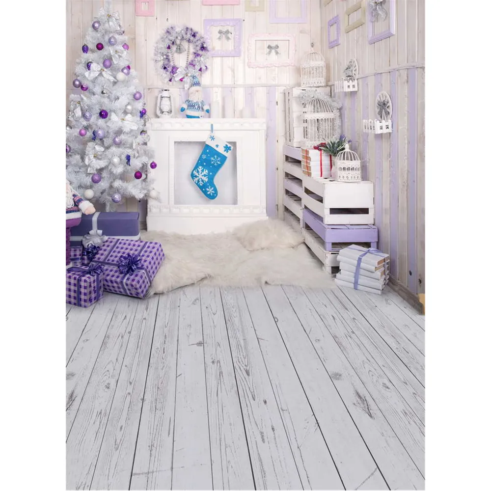 Indoor-Weihnachtsparty-Hintergrund, bedruckte Girlande, lila Kugeln, verzierter Weihnachtsbaum, Geschenke für Kinder, Fotografie-Hintergrund, Holzboden