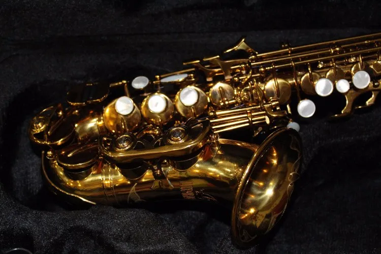 Squisito sassofono soprano BB placcato oro intagliato a mano Sax con bottoni in ottone di alta qualità con custodia, bocchino, guanti, ance