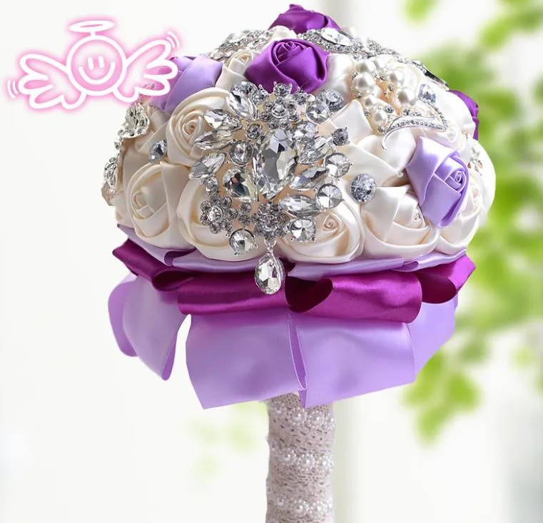 永遠の天使の紫色の小さな水の花嫁を持ってブーケ結婚式の製品を保持