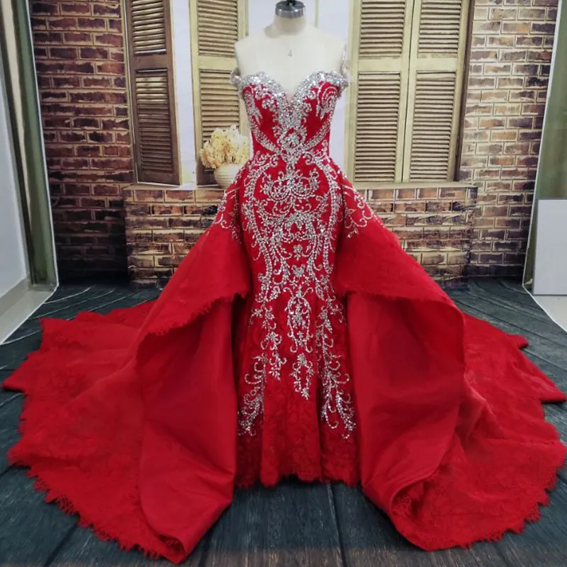 2020 Luxury Overskirt Mermaid Bröllopsklänningar med avtagbara tåg Arabiska Dubai Stones Crystals Bridal Gowns Red Lace Vestidos de Novia