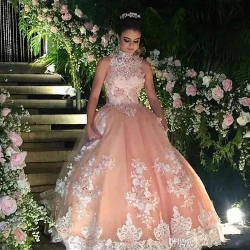 الساحرة مخصص فساتين quinceanera الحلو 16 اللباس الرقبة عالية مطرز الرباط يزين الأكمام منتفخ تول الرسمي حفلة موسيقية العباءات