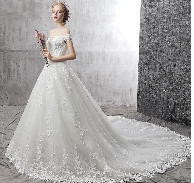 En ny högkvalitativ bröllopsklänningar axel Slim Size Flower Spets Applique Crystal Bead Halter Straps Long Tailed White Church Wedding HY115