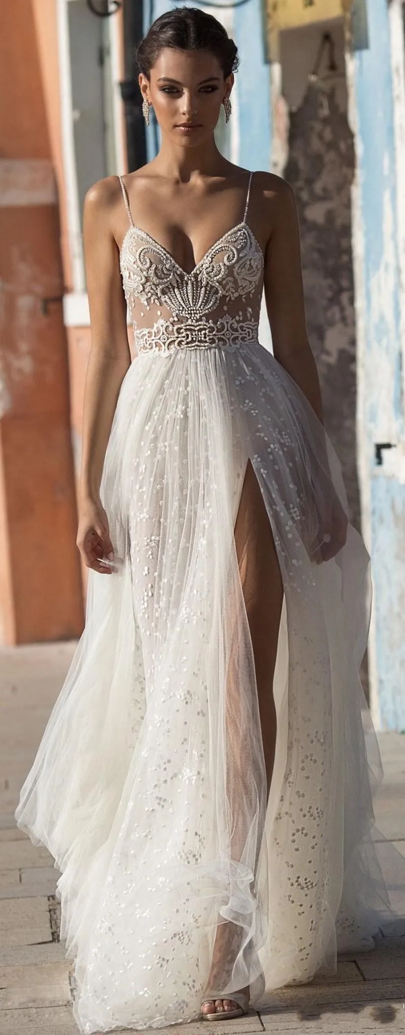 Abiti da sposa da spiaggia Side Split Spaghetti Illusion Abiti da sposa sexy Boho Sweep Train Perle Backless la sposa boema