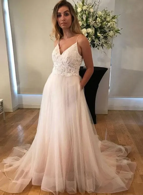 2018 Nouvelles Bretelles Une Ligne Robes De Mariée De Plage Sans Manches Balayage Souche Dentelle Applique Organza Dos Nu Robes De Mariée Boho Robes De Mariée