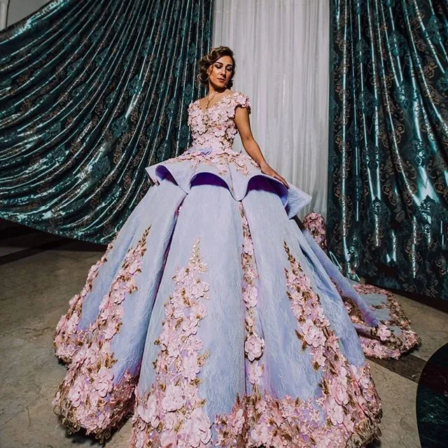 Fabuleux robes de mariée florales 3D Appliques col en V à manches courtes robe de bal en dentelle robe de mariée magnifique 2 mètres train robe de mariée saoudienne