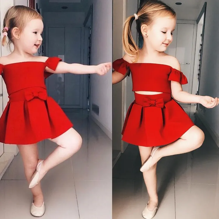 2018年の新しい赤ちゃんの女の子は夏のファッションの赤い肩飛んでいる袖トップ+弓プリーツスカート2個のスーツのスーツの子供たちのブティック服装