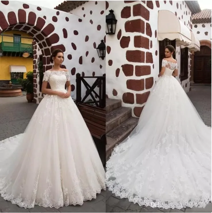 2018 Abiti da sposa vintage con applicazioni di pizzo Principessa romantica Maniche corte A-Line Cappella Sweep Train Abito da sposa Robe De Mariage