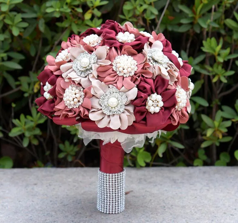 Bouquet da sposa vintage con perle bordeaux 2020 fiori con perline di cristallo la festa nuziale della sposa, raso di seta di design a buon mercato con spedizione gratuita