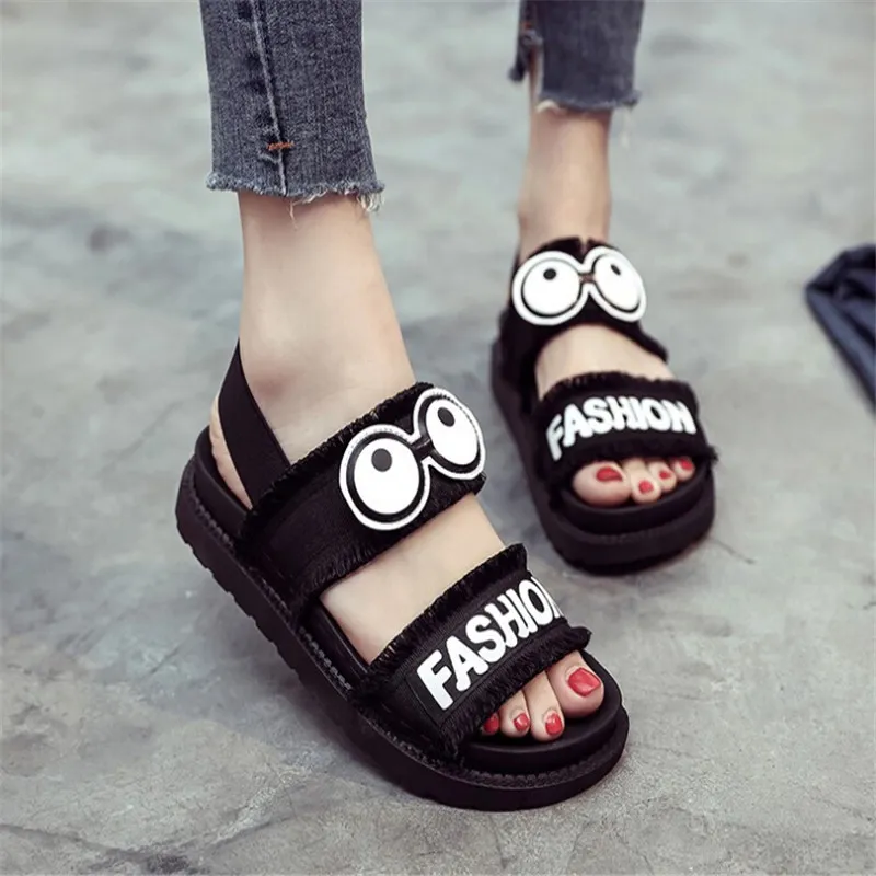 Cool !! Gratis fraktförsäljning !!! 2018 nya sandaler kvinnliga sommar platta vilda studenter koreanska hajuku mjuk syster college vind söta strand sandaler