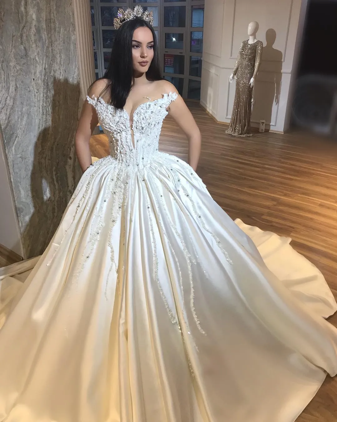 Dubai Princesa A-Line Vestido de Noiva Ver Através Jewel pescoço Pérolas frisados ​​Applique Vestidos de noiva elegante de cetim Trem da varredura vestidos de casamento