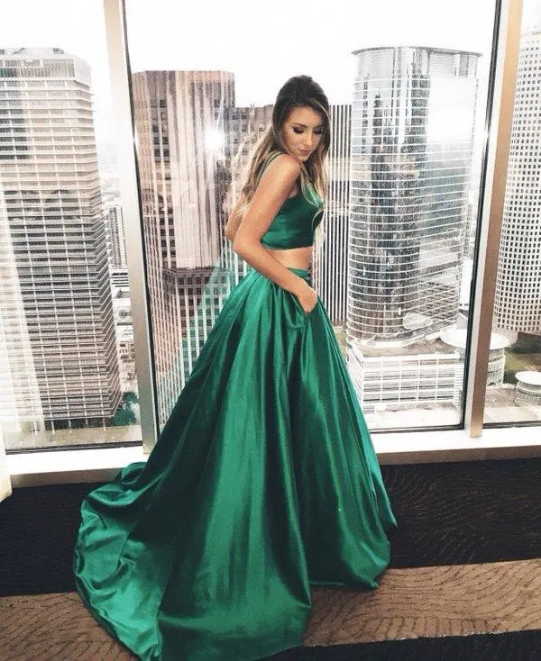 2018 Model Evening Dresses Double Spaghetti Straps Crop Top Emerald Green Satin Two Piece Prom Dress with Pockets