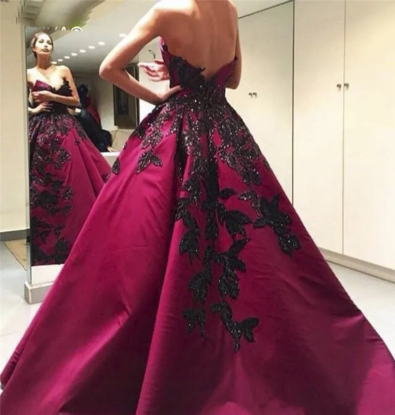 Fucsia Scollo a cuore 2018 Abito da ballo Sexy Backless Nero Appliques Abiti da sera Abiti da cerimonia con paillettes in raso