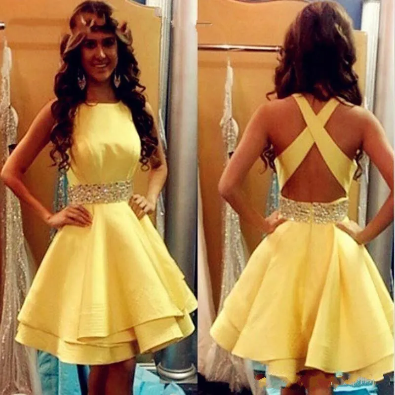 Sexy Satin Yellow Corals Sukienki Homecoming Cekiny Krzyżowe Paski Wstecz Arabski Druhna Krótki Prom Dress Cocktail Party Club Odzież Graduation