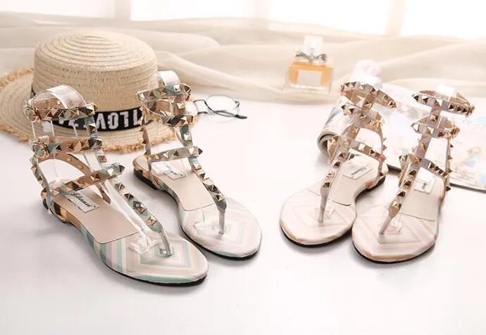 النساء الأحذية الملونة مع الصنادل المسطحة مشبك المسامير الصيف sandalia الأنثوية المفتوحة تو الأزياء الشقق السوبر أكبر حجم 12 14 13